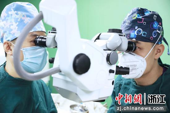专家开展诊疗。杭州明视康眼科医院供图 专家开展诊疗。杭州明视康眼科医院供图