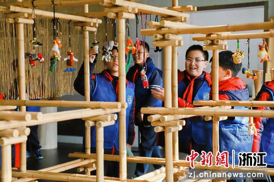 乡村研学团在百丈镇溪口村研学。 浙江省科普联合会供图 乡村研学团在百丈镇溪口村研学。 浙江省科普联合会供图