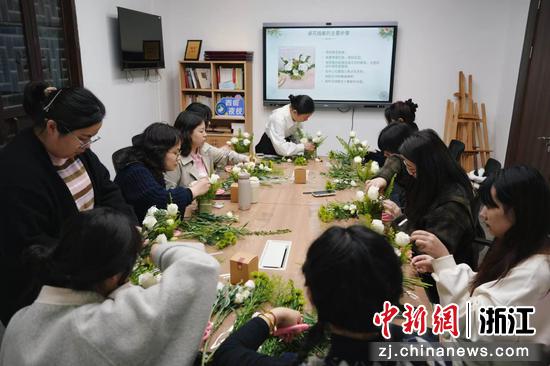 青年代表在夜校学习插花。宋若愚摄 青年代表在夜校学习插花。宋若愚摄