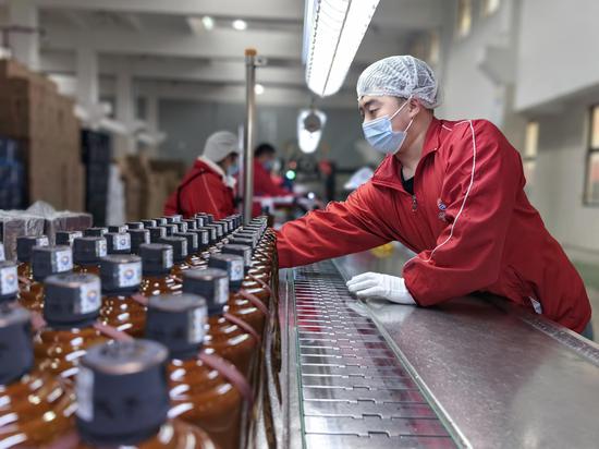 人工核验标签粘贴的平整度与位置