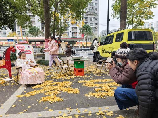 工作人员为孩子打卡留念