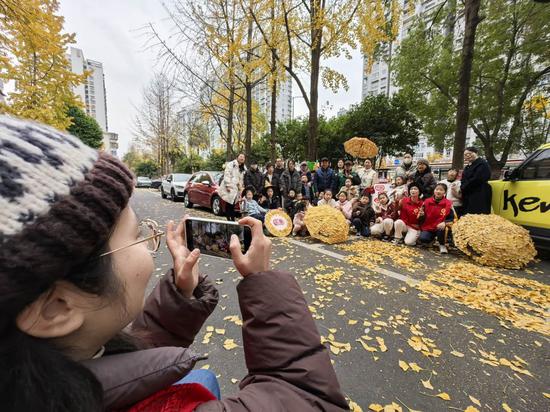 工作人员为参与活动家庭合影