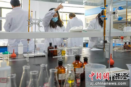 日前，绍兴柯桥水务集团环境技术服务有限公司旗下柯桥城乡水质检测有限公司所属的实验室现场。受访者&nbsp;供图