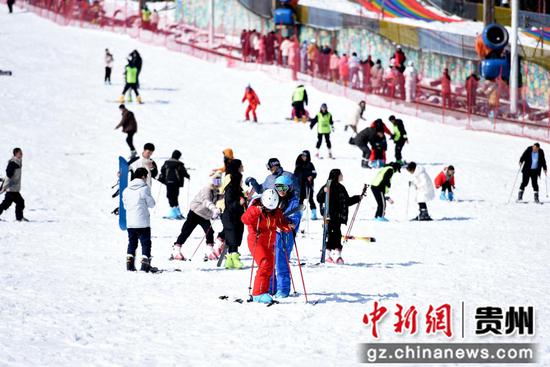钟山区梅花山滑雪场。 黄庆松摄