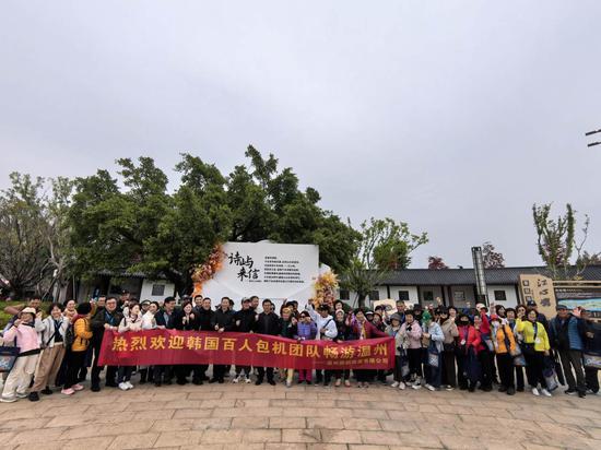 游客在江心屿合照留影