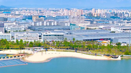 金漪湖云水汀 缪小芬/摄