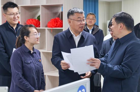 12月26日，王鲁军在地区12345便民热线中心调研。 张亚辉 摄