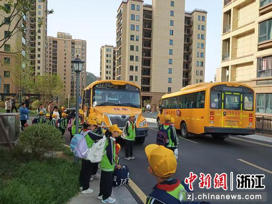 淳安学子乘校车通行。淳安县委宣传部供图 淳安学子乘校车通行。淳安县委宣传部供图