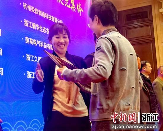 主办方给先进集体颁奖。王力中 摄 主办方给先进集体颁奖。王力中 摄