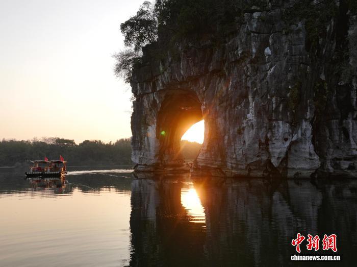 广西桂林象鼻山再现“猫眼”奇观