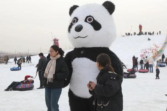 小朋友们和人形玩偶合影。阿的拉 摄