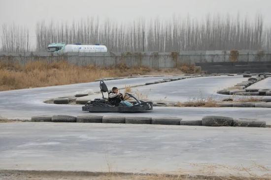 小朋友开卡丁车。阿的拉 摄