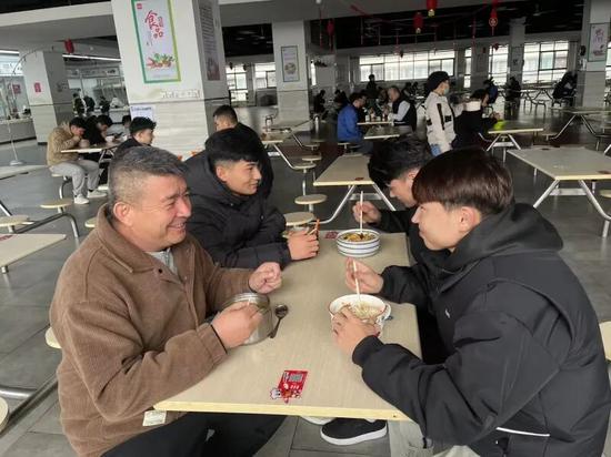 加帕尔与同事们共同进餐。（本人供图）2