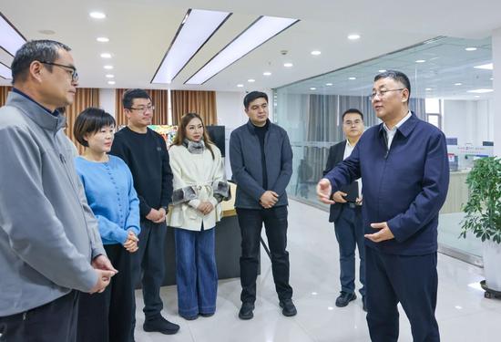 12月26日，王鲁军在地区融媒体中心调研。 许晓龙 摄