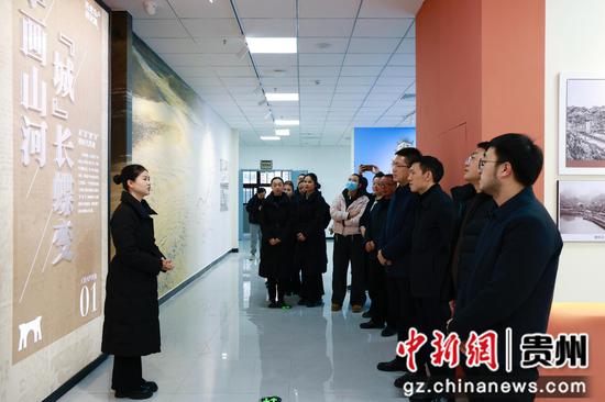 参观人员随着讲解员的讲解驻足观看味