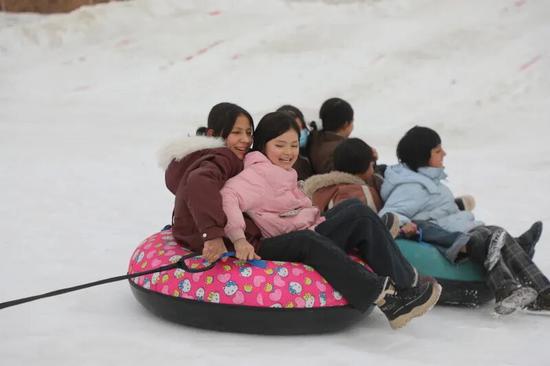 小朋友们快乐地滑雪圈。阿的拉 摄
