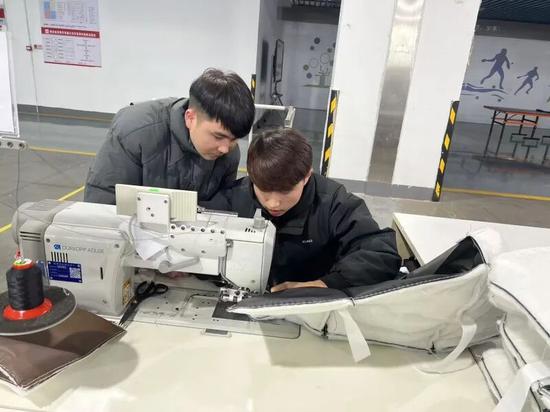 加帕尔给组员指导技术。（本人供图）