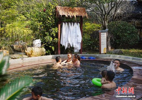 图为游客在剑河仰阿莎温泉小镇泡温泉。记者 周燕玲 摄