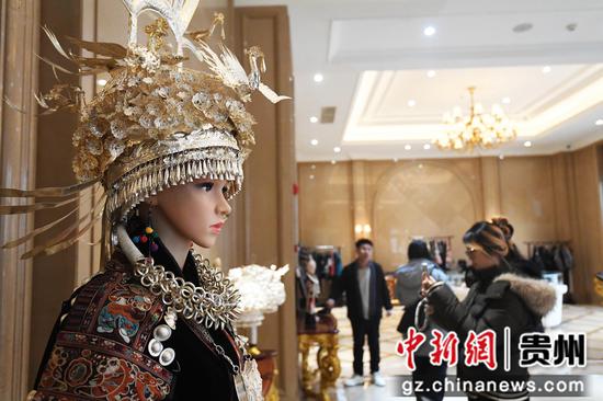 贵阳花果园国际文化艺术交流中心参观欧东花民族服饰文化博物馆。