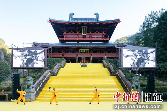 智能机器人演绎传统武术。 陈彦霏 摄 智能机器人演绎传统武术。 陈彦霏 摄