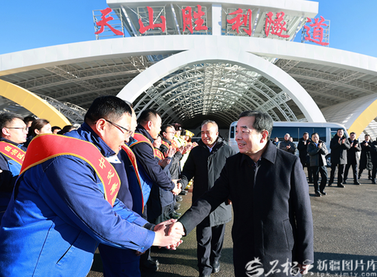 12月26日，自治区党委书记陈小江、自治区主席艾尔肯·吐尼亚孜在G0711乌尉高速天山胜利隧道出口端，亲切慰问参建人员。天山网-新疆日报记者 崔志坚摄e