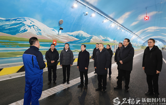 12月26日，自治区党委书记陈小江、自治区主席艾尔肯·吐尼亚孜在G0711乌尉高速天山胜利隧道，调研工程建设运营工作，代表自治区党委和政府向公路建成通车表示热烈祝贺。天山网-新疆日报记者 崔志坚摄e