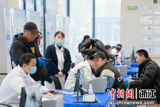 义诊现场。杭州邦尔骨科医院供图 义诊现场。杭州邦尔骨科医院供图