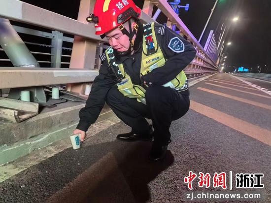 巡检员对大桥巡查点进行测温检查。 台州管理中心 供图 巡检员对大桥巡查点进行测温检查。 台州管理中心 供图