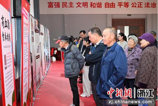 民众学习健康知识。浙江省卫生健康综合保障中心供图