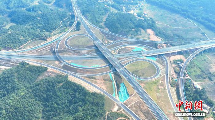 广西苍昭高速通车：“茶船古道”驶入大湾区发展快车道