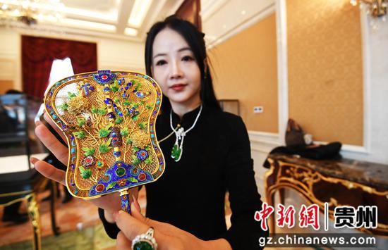 12月28日，贵阳花果园国际文化艺术交流中心砺金坊展区的工作人员展示珠宝。