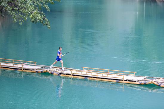 选手奔跑在大小井风景名胜区的山水间
