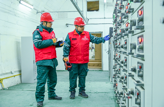 国网乌鲁木齐供电公司工作人员对天山胜利隧道配电室进行检查。谢佳圻 摄