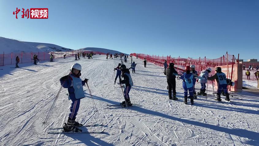 体育课“搬进”滑雪场 新疆学生：真切感受“脚下生风心里发热”