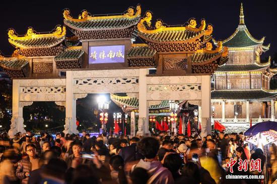 2025年10月2日晚，游客在贵阳甲秀楼景区游览。记者 瞿宏伦 摄