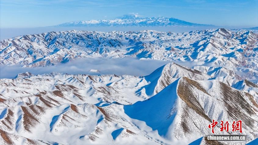 新疆呼图壁:雪染丹霞绘就冬日水墨长卷 新疆呼图壁:雪染丹霞绘就冬日水墨长卷