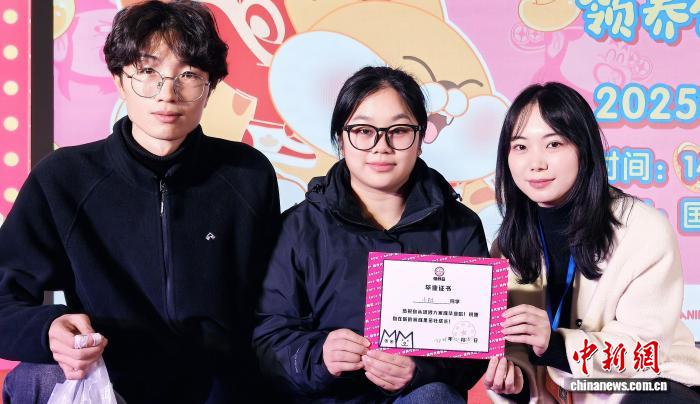 年轻人热衷宠物领养 义卖+规范传递爱心