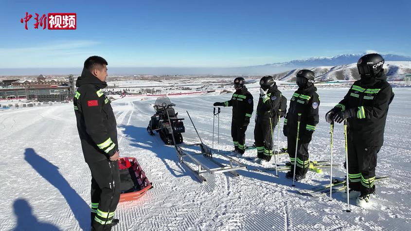 探访乌鲁木齐雪警的日常:多项技能与装备守护滑雪者安全 探访乌鲁木齐雪警的日常:多项技能与装备守护滑雪者安全