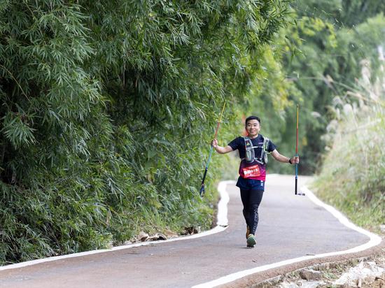 参赛选手在赛道上奔跑