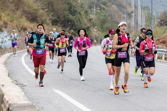 参赛选手在赛道上奔跑