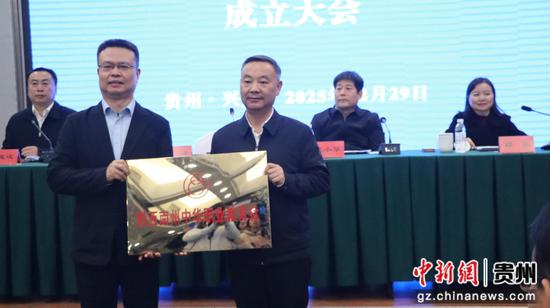 图为黔西南州中华职业教育社授牌。李和江 摄