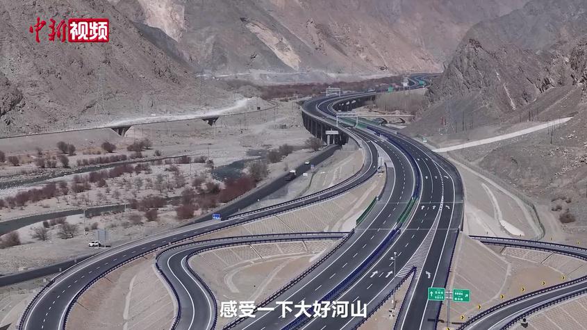 新疆乌尉高速通车 穿越天山仅需约20分钟