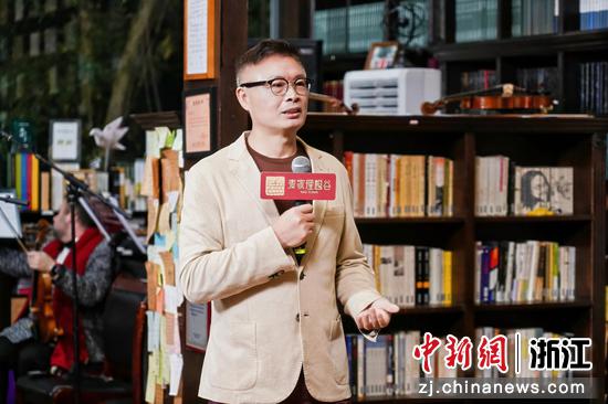 麦家在麦家理想谷的朋友们迎新音乐朗诵会致开场词&nbsp;&nbsp;&nbsp;麦家理想谷供图