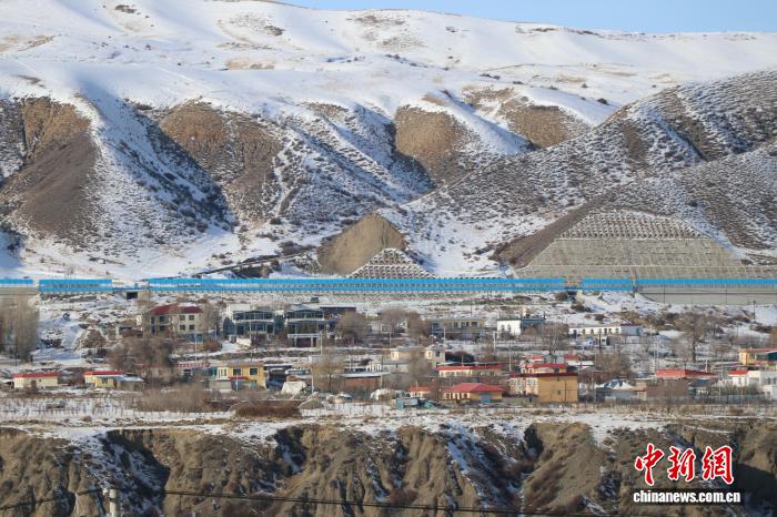 乌尉高速从乌鲁木齐县萨尔达坂乡旁边穿过。苟继鹏 摄