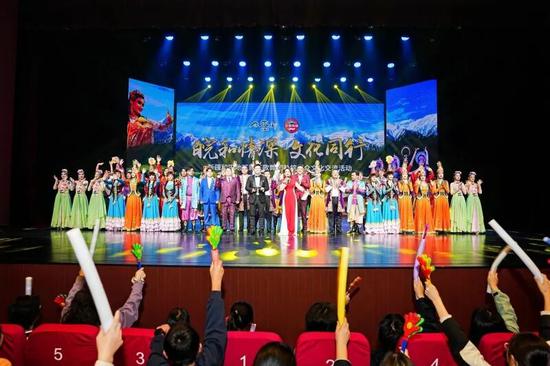 “皖和情深 文化同行”和田新玉歌舞团赴安徽交流演出（资料照片）。