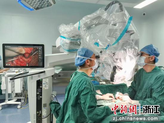 日前，吴科荣和团队成员正在实施手术。宁大一院&nbsp;供图