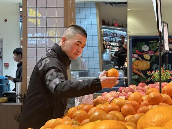 和田市万家乐生活广场，市民正在选购水果。伊尔番 摄