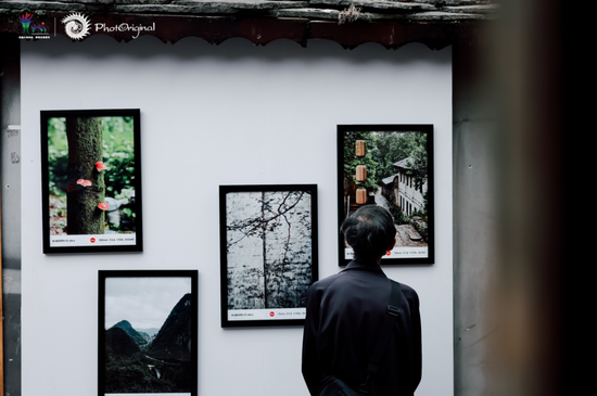 图为游客在观展