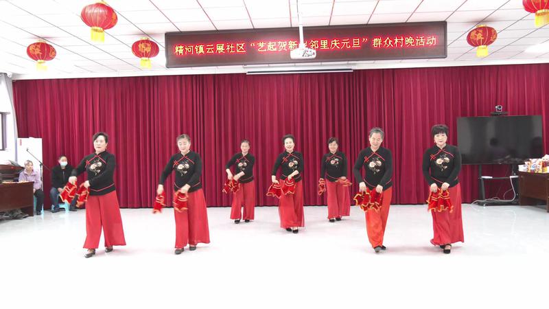 云展社区的舞蹈演员正在表演。