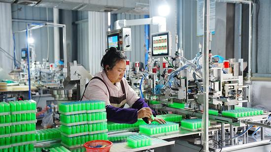 工人正在组装打火机